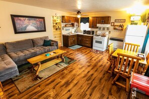 Smart TV, fireplace, books, music library - Cozy chalet perfect for a relaxing getaway! (Sugarloaf)