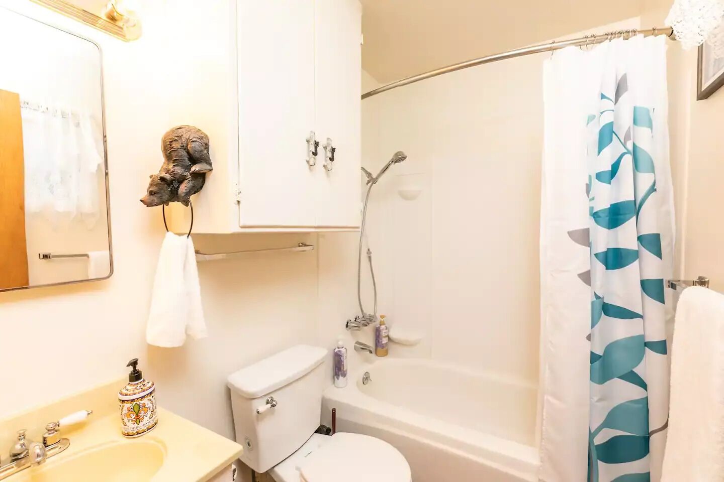 A bathroom with a toilet, sink, and bathtub.