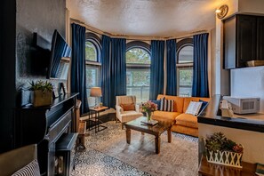 Televisión y chimenea 