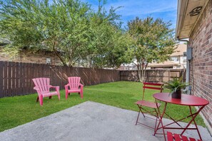 Outdoor dining - Contemporary home in the heart of McKinney (McKinney)