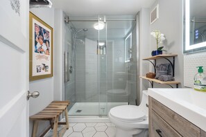 Een douche, een haardroger, handdoeken, zeep