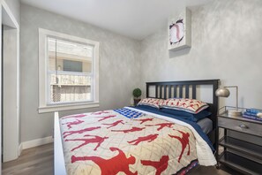 2 bedrooms, desk, iron/ironing board, WiFi