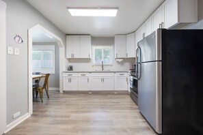 Een koelkast, een magnetron, een oven, een kookplaat