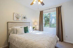 3 室のベッドルーム、デスク、アイロン / アイロン台、旅行用ベビーベッド