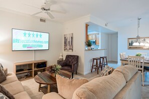 Smart-TV, Kamin, Arbeitsbereiche, Computerbildschirme