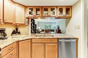 Kylskåp, mikrovågsugn, ugn och spishäll