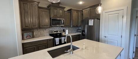 Fridge, microwave, stovetop, dishwasher