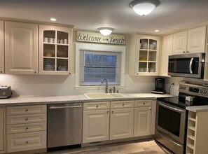 Fridge, microwave, oven, stovetop - Location, location! Park your car and never get back in! 4 bedroom 2 bath (Ogunquit)