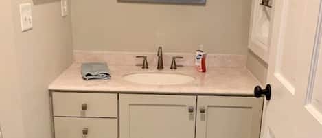 Baignoire, sèche-cheveux, serviettes fournies, savon