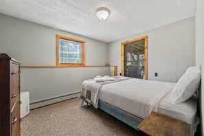 5 bedrooms, WiFi (free), bed sheets