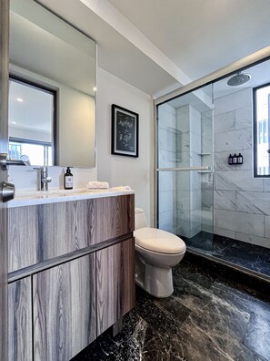 Signature Apartment | Bathroom | Shower, rainfall showerhead, hair dryer, towels