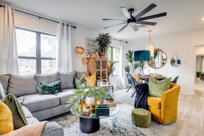 Interior - 😍Spacious modern 2bedroom home w/ free parking- Located in the medical district! (Bastrop)