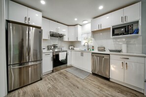 Cafetera y tetera, refrigerador, microondas y horno