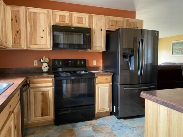 Refrigerador, microondas, horno y parrilla de estufa 