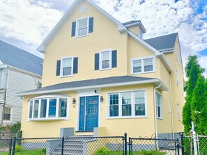 Exterior - MODERN LUXE 3BEDROOMS/2BATHROOMS/4BEDS/PARKING -FIRST FLOOR APARTMENT  (Mount Vernon)