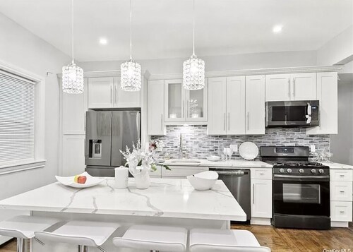MODERN LUXE 3BEDROOMS/2BATHROOMS/4BEDS/PARKING -FIRST FLOOR APARTMENT 