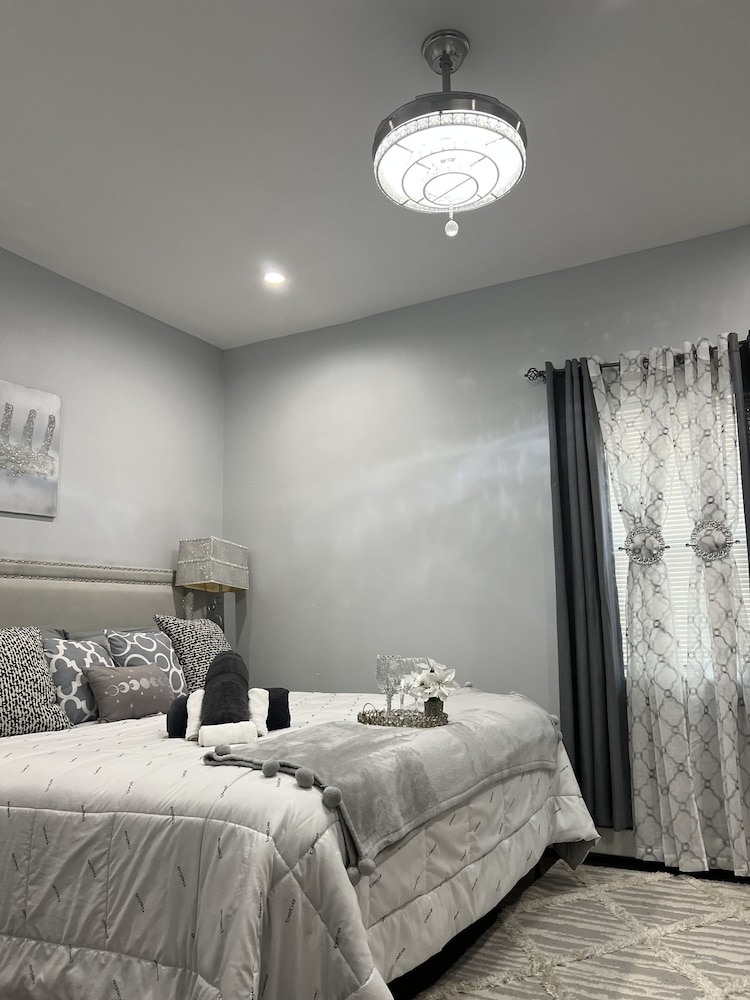 MODERN LUXE 3BEDROOMS/2BATHROOMS/4BEDS/PARKING FIRST FLOOR APARTMENT