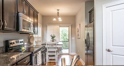 Cypress Creek golf retreat. Pool and minutes from downtown!