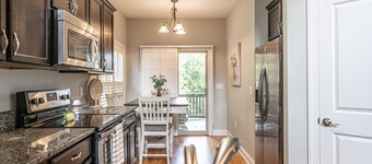 Cypress Creek golf retreat. Pool and minutes from downtown!