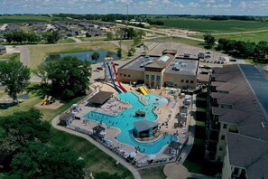 Una piscina techada, una piscina al aire libre