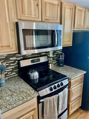 Refrigerador, microondas, horno y parrilla de estufa 