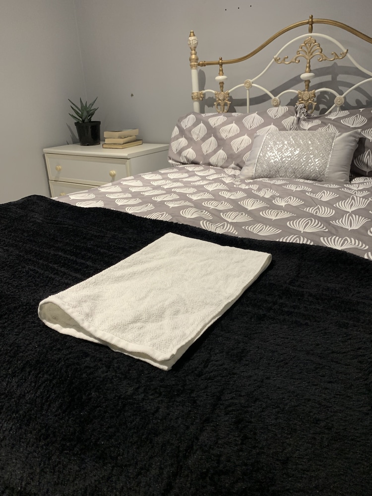 Stylish Darlington Townhouse w private garden, 3 Beds & Near Town