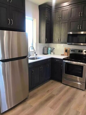 Fridge, microwave, oven, stovetop - Private Scenic Stay at Sycamore Lane (Hurricane)