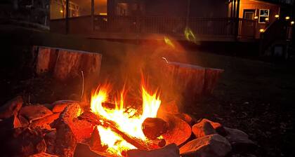 Experience Seneca Rocks in a cozy 4-bedroom cabin HOT TUB, POOL TABLE, FOOSBALL.