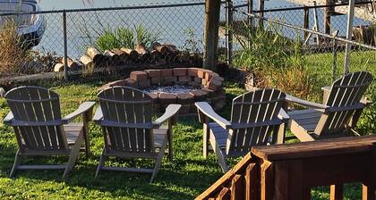 Waterfront home for 3! 2 decks, 2 kayaks,hottub, dock, grill, firepit, wifi, a/c