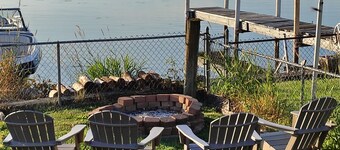 Waterfront home for 3! 2 decks, 2 kayaks,hottub, dock, grill, firepit, wifi, a/c