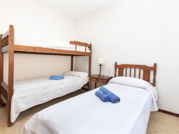 2 bedrooms, iron/ironing board, free WiFi