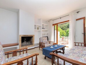Interior - Beautiful apartment for 5 people with WIFI, TV and terrace (Begur)