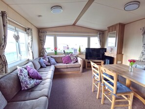 TV, fireplace - Snowdonia Sunbeach Holiday Sea and Mountain view (Llwyngwril)