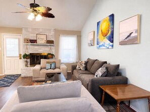 Smart TV, fireplace, books, computer monitors - Cheerful Home w/ Private Hot Tub, Big Fenced Yard, & Pool.  Pet Friendly! (Crowley)