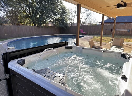 Cheerful Home w/ Private Hot Tub, Big Fenced Yard, & Pool.  Pet Friendly!
