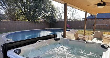 Cheerful Home w/ Private Hot Tub, Big Fenced Yard, & Pool. Pet Friendly!