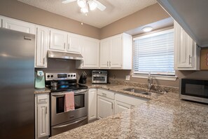 冰箱、微波炉、烤箱、炉灶