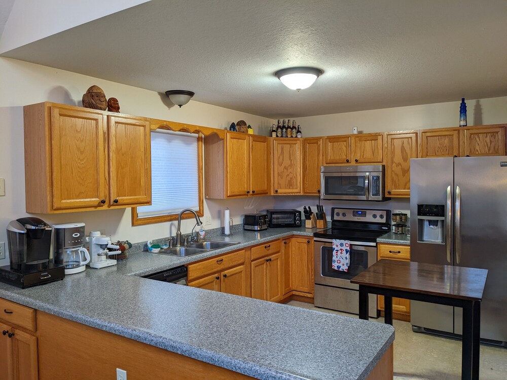 The Blue Chalet on Sage Lake! near boat launch pontoon available