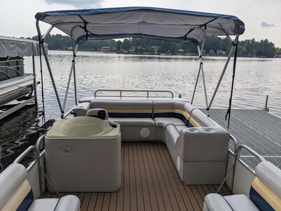 The Blue Chalet on Sage Lake! - near boat launch - pontoon available for rent