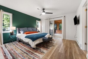5 bedrooms, WiFi, bed sheets - Huge Modern Game House! Hot Tub, Fire Pit, Game Room (East Stroudsburg)