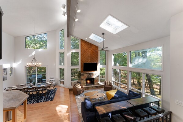 Télévision, cheminée, baby-foot