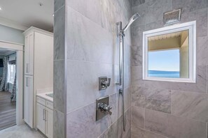 Douche, séchoir à cheveux, serviettes fournies, shampooing
