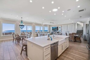 Fridge, microwave, oven, stovetop - Blue Sky (Navarre)