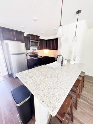 Fridge, microwave, oven, stovetop - No cleaning fee! Coastal Boho Townhouse central to beach-river-Whiting Field! (Milton)