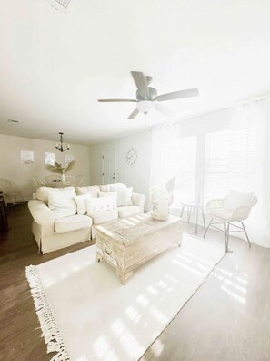 Smart TV - No cleaning fee! Coastal Boho Townhouse central to beach-river-Whiting Field! (Milton)