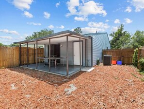 Outdoor dining - Gainesville Fur Friendly Condo (Gainesville)