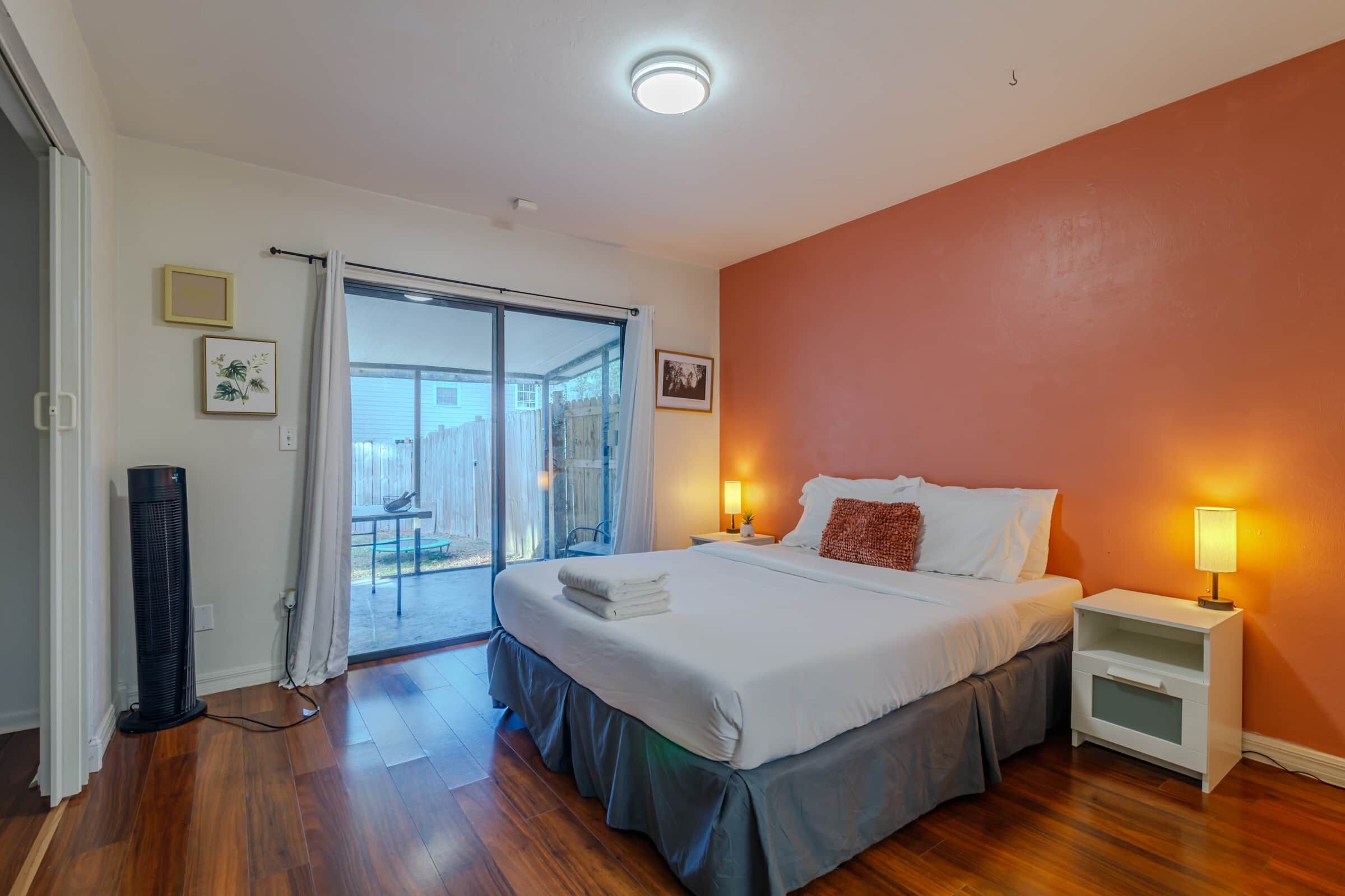 Desk, iron/ironing board, WiFi, bed sheets