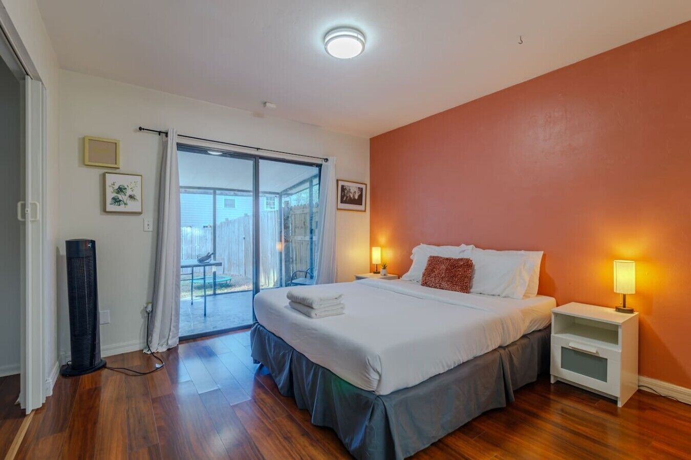 Desk, iron/ironing board, WiFi, bed sheets