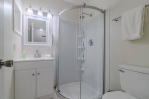 Ensemble douche/baignoire, sèche-cheveux