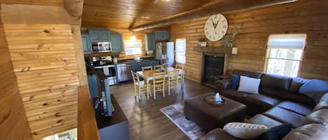 智能電視、壁爐、DVD 播放機